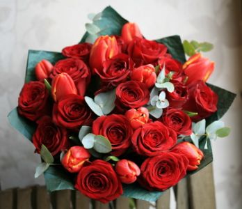 Premium-Rosen und Tulpen mit Eukalyptus (30 Stämme)